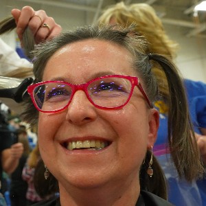 Tana Tornquist smiles while her daughter shaves her head